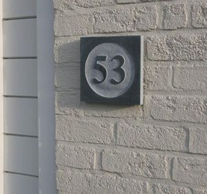 La Pierre - style 2 - Hausnummerschild
